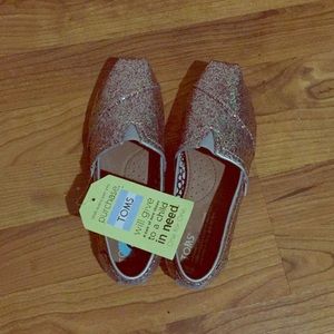 TOMS women’s six sparkly flats.